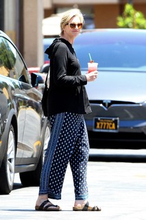 Jane Lynch feet photo 11