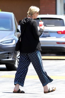 Jane Lynch feet photo 9