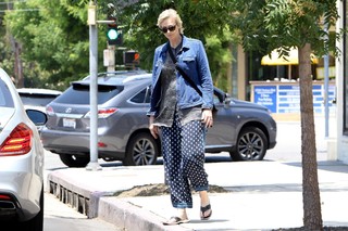 Jane Lynch feet photo 7