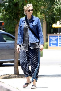 Jane Lynch feet photo 4