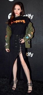 Jane Zhang feet photo 7