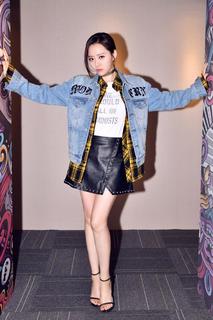 Jane Zhang feet photo 11