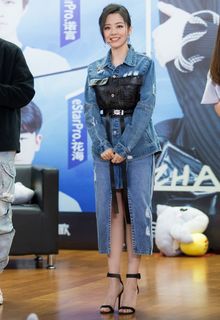 Jane Zhang feet photo 4