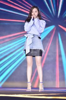 Jane Zhang feet photo 4