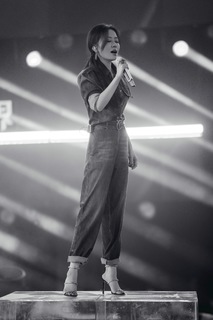Jane Zhang feet photo 9