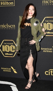 Jane Zhang feet photo 11