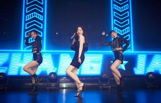 Jane Zhang feet photo 3