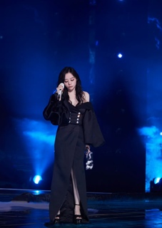 Jane Zhang feet photo 6
