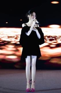 Jane Zhang feet photo 11