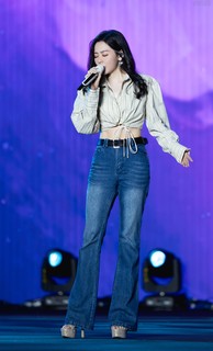 Jane Zhang feet photo 20