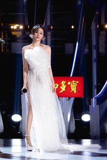 Jane Zhang feet photo 10