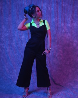 Janel Parrish feet photo thumbnail