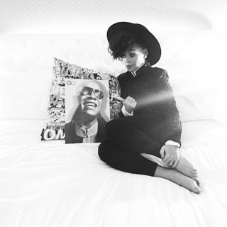 Janelle Monáe feet photo thumbnail