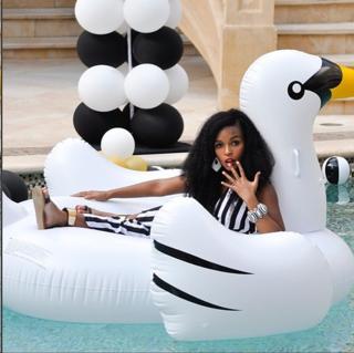 Janelle Monáe feet photo thumbnail