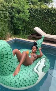 Janelle Monáe feet photo thumbnail