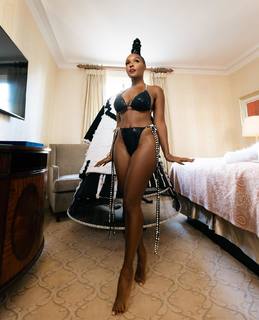 Janelle Monáe feet photo thumbnail