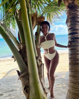 Janelle Monáe feet photo thumbnail
