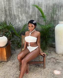 Janelle Monáe feet photo thumbnail