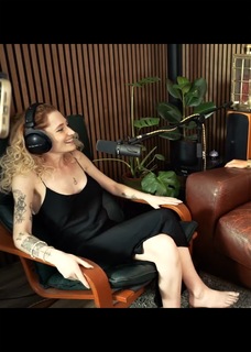 Janet Devlin feet photo 11