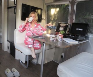 Janet Gunn feet photo 7