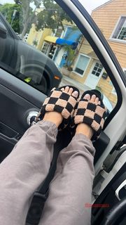 Janet Gunn feet photo 10
