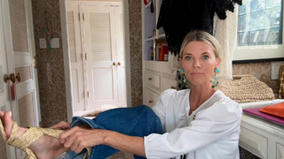 Janet Gunn feet photo 8