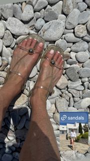Janet Gunn feet photo 1