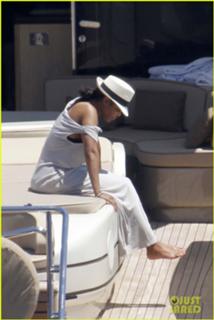 Janet Jackson feet photo thumbnail