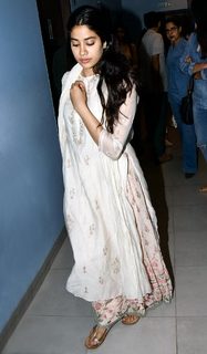 Janhvi Kapoor feet photo thumbnail