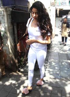 Janhvi Kapoor feet photo thumbnail