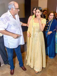 Janhvi Kapoor feet photo thumbnail