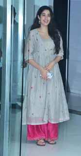 Janhvi Kapoor feet photo thumbnail