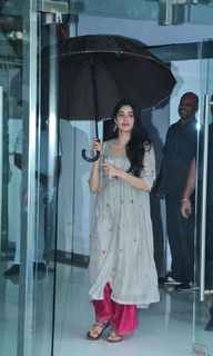Janhvi Kapoor feet photo thumbnail