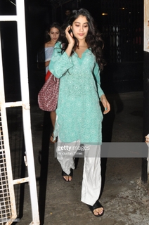 Janhvi Kapoor feet photo thumbnail
