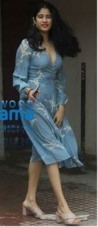 Janhvi Kapoor feet photo thumbnail