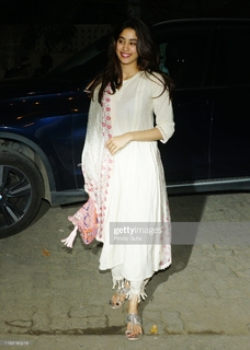Janhvi Kapoor feet photo thumbnail