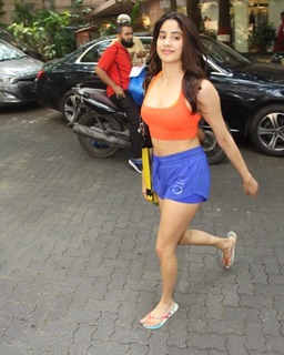 Janhvi Kapoor feet photo thumbnail