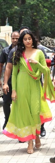 Janhvi Kapoor feet photo thumbnail