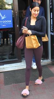 Janhvi Kapoor feet photo thumbnail