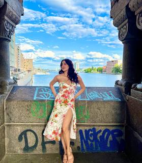 Janhvi Kapoor feet photo thumbnail