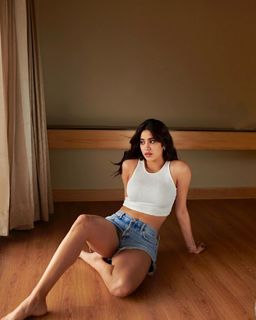 Janhvi Kapoor feet photo thumbnail