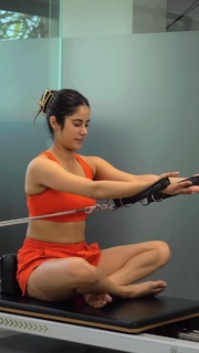 Janhvi Kapoor feet photo thumbnail