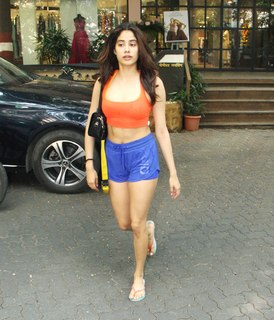 Janhvi Kapoor feet photo thumbnail