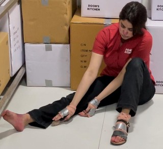 Janhvi Kapoor feet photo thumbnail