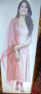 Janhvi Kapoor feet photo thumbnail