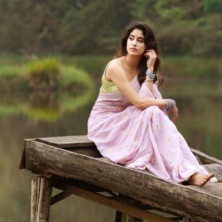 Janhvi Kapoor feet photo thumbnail