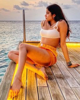 Janhvi Kapoor feet photo thumbnail