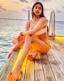 Janhvi Kapoor feet photo thumbnail