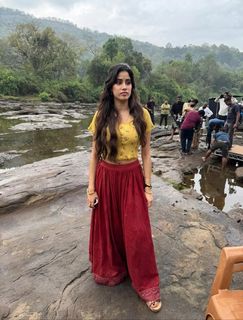 Janhvi Kapoor feet photo 2