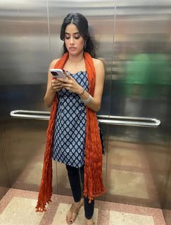 Janhvi Kapoor feet photo 19